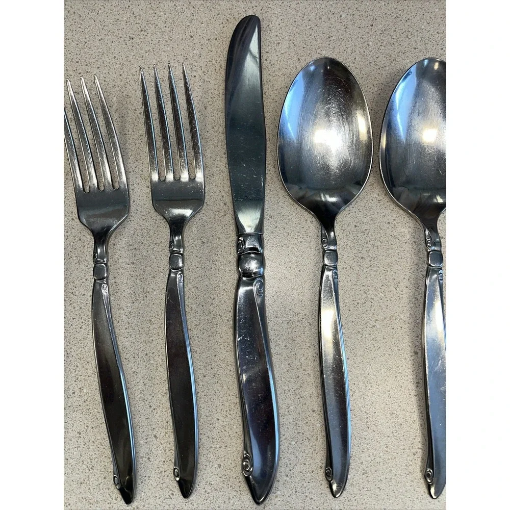 9 Piece Set ONEIDACRAFT PREMIER STAINLESS SHORELINE 3 Forks, 1 Knife & 5 Spoons.